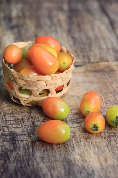 Paljon tuoreita tomaatteja — kuvapankkivalokuva