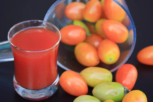 新鮮なトマトとジュース — ストック写真
