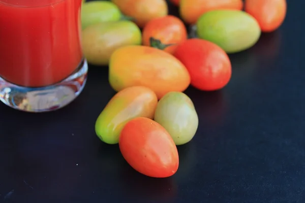 Φρέσκες ντομάτες και χυμό — Φωτογραφία Αρχείου