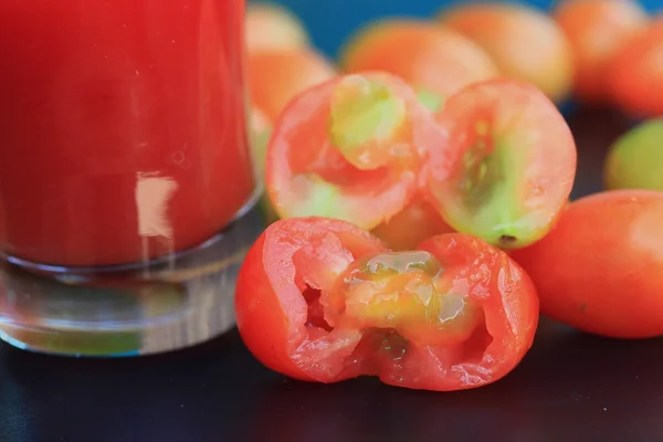Φρέσκες ντομάτες και χυμό — Φωτογραφία Αρχείου
