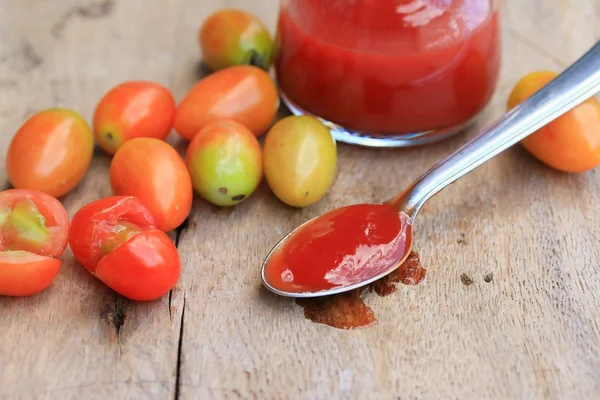 Tomato sauce with fresh — Stock Photo, Image