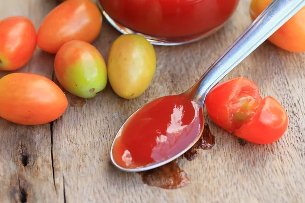 Tomatensauce mit frischen — Stockfoto