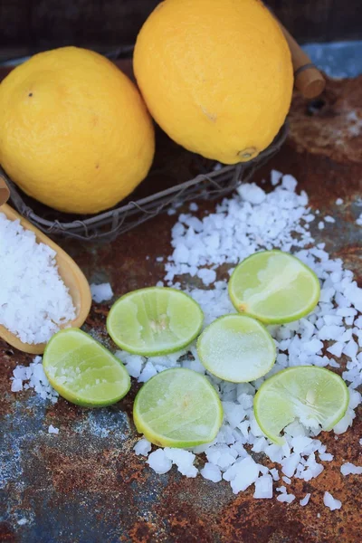 Sal marina con limón — Foto de Stock