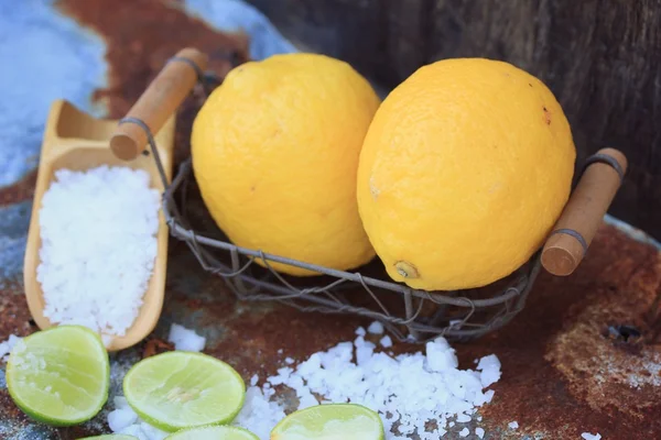 Sal marina con limón — Foto de Stock