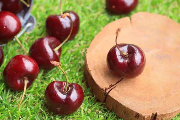 Fresh cherries on green grass — Stock Photo, Image