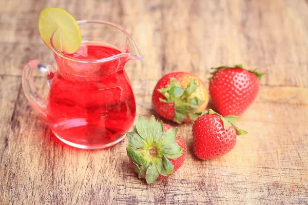 Morango fresco com suco — Fotografia de Stock