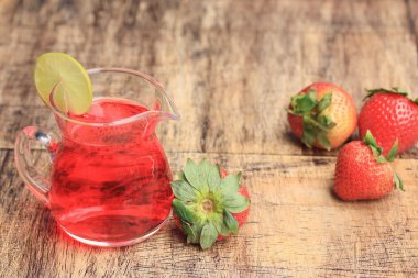 taze çilek suyu ile