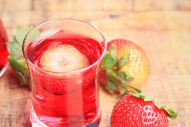 taze çilek suyu ile