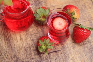 taze çilek suyu ile