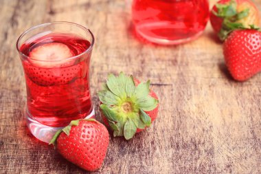 taze çilek suyu ile