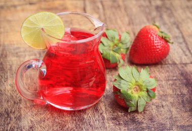 taze çilek suyu ile