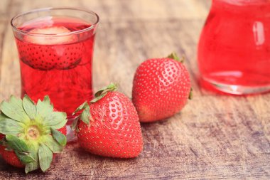 taze çilek suyu ile
