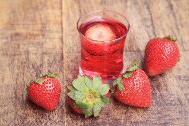 taze çilek suyu ile