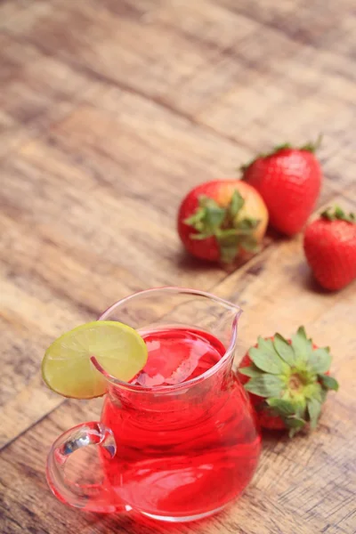 Färska jordgubbar med juice — Stockfoto