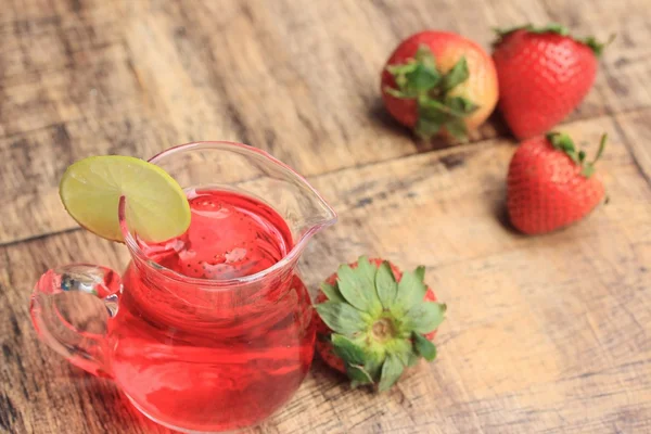 Fragola fresca con succo — Foto Stock