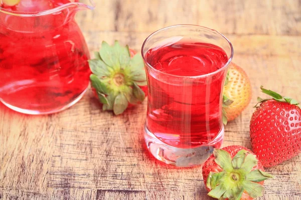 Morango fresco com suco — Fotografia de Stock