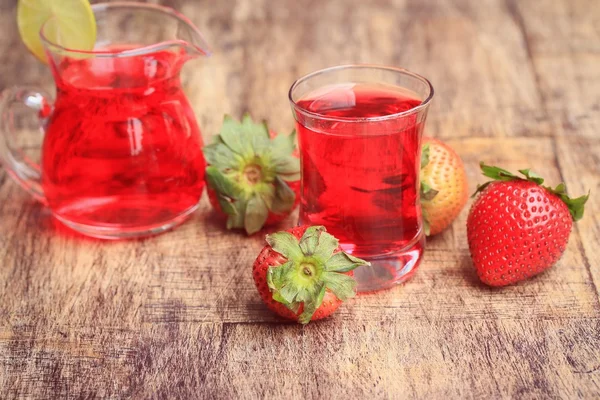 Morango fresco com suco — Fotografia de Stock