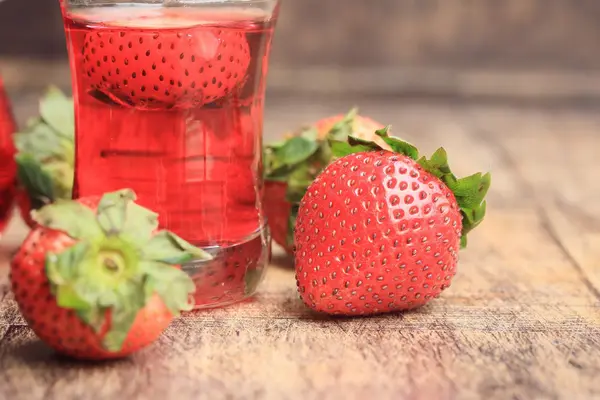 Frische Erdbeere mit Saft — Stockfoto