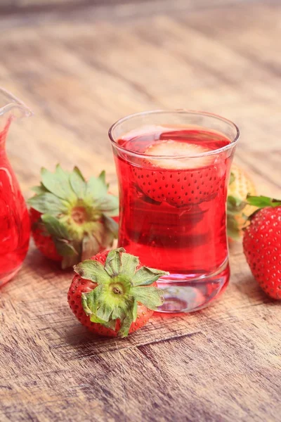 Morango fresco com suco — Fotografia de Stock