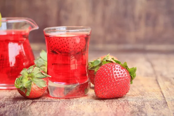 Frische Erdbeere mit Saft — Stockfoto