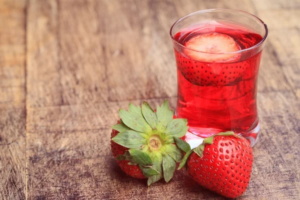 Νωπών φράουλα με χυμό — Φωτογραφία Αρχείου