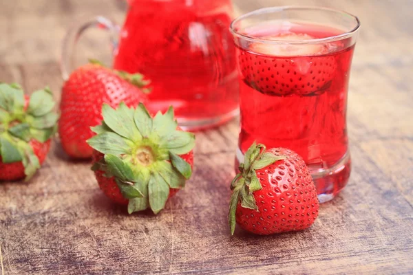 Fragola fresca con succo — Foto Stock