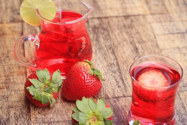 Färska jordgubbar med juice — Stockfoto