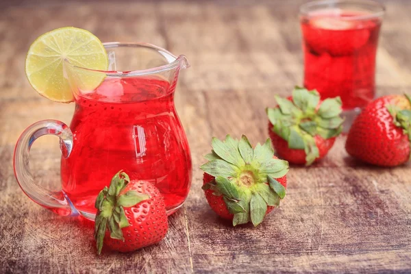 Morango fresco com suco — Fotografia de Stock