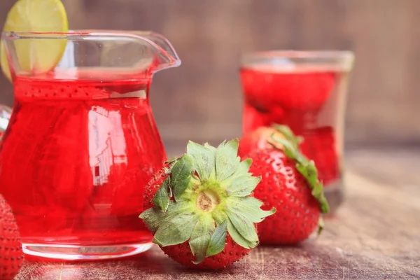 Morango fresco com suco — Fotografia de Stock