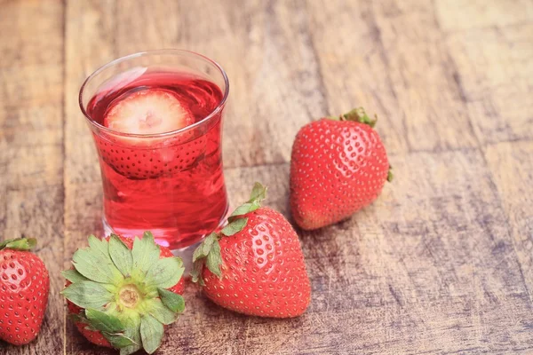 Morango fresco com suco — Fotografia de Stock