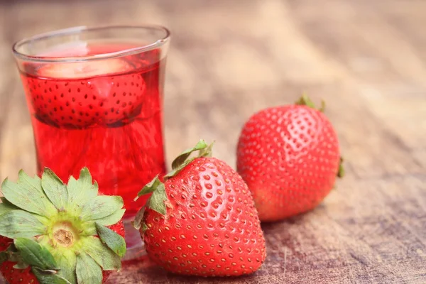 Morango fresco com suco — Fotografia de Stock