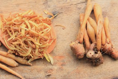 taze fingerroot ve dilim 