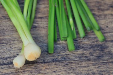 Ahşap üzerine taze taze soğan