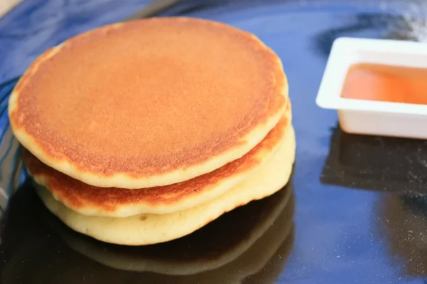 Tasty pancake with honey — Stock Photo, Image