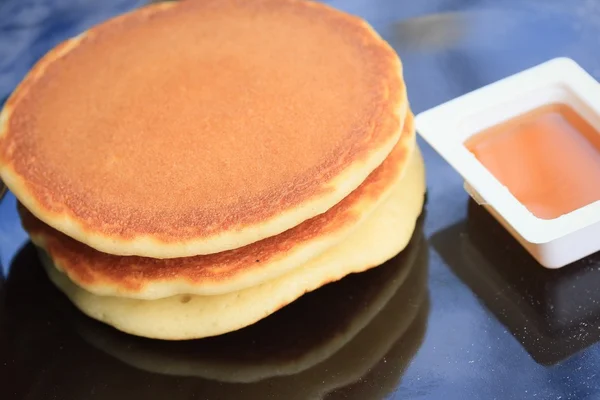 Tasty pancake with honey — Stock Photo, Image