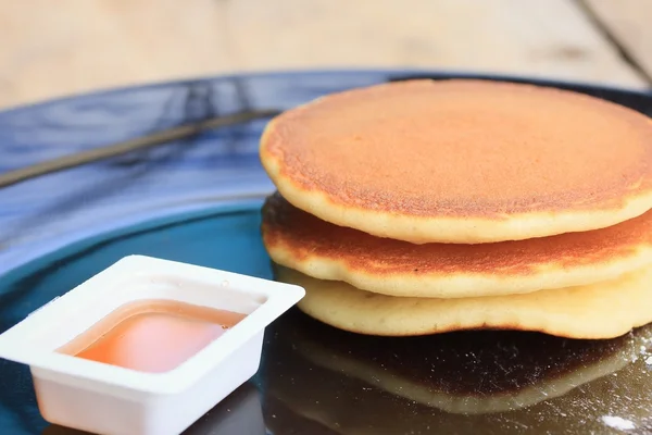 Tasty pancake with honey — Stock Photo, Image