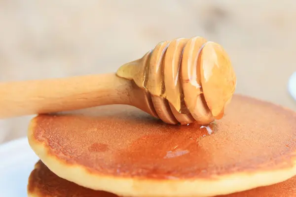 Вкусный блинчик с медом — стоковое фото