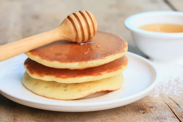 Lekkere pannenkoek met honing — Stockfoto