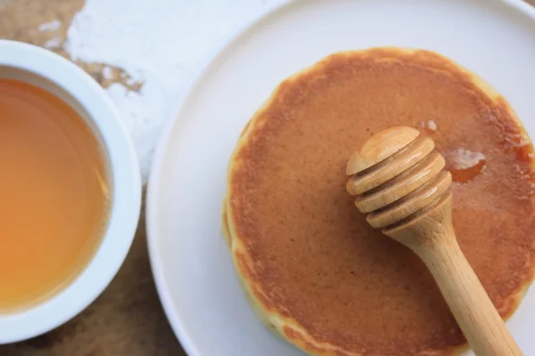 Lekkere pannenkoek met honing — Stockfoto