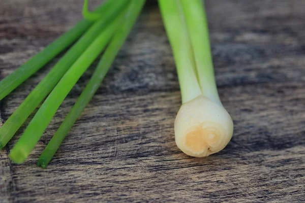 Fresh spring onions on wood — Stock Photo, Image
