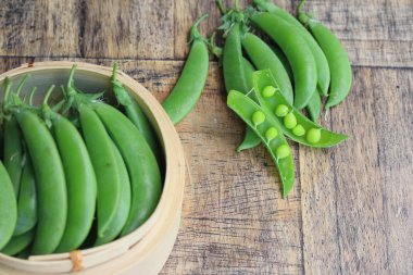 Ahşap üzerinde yeşil soya fasulyesi