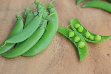 Ahşap üzerinde yeşil soya fasulyesi