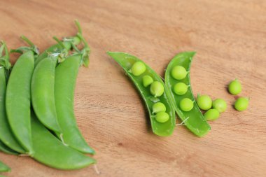Ahşap üzerinde yeşil soya fasulyesi