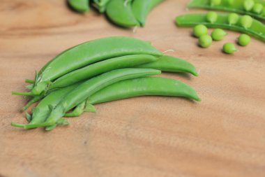 Ahşap üzerinde yeşil soya fasulyesi