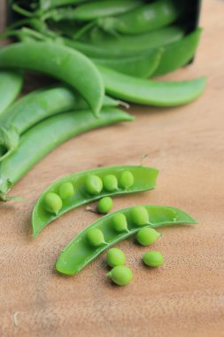 Ahşap üzerinde yeşil soya fasulyesi