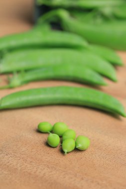 Ahşap üzerinde yeşil soya fasulyesi