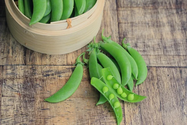 Groene sojabonen op houten — Stockfoto