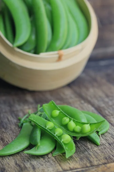 Groene sojabonen op houten — Stockfoto