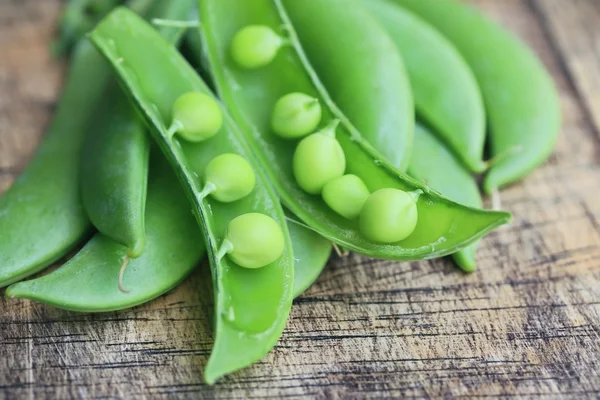 Groene sojabonen op houten — Stockfoto