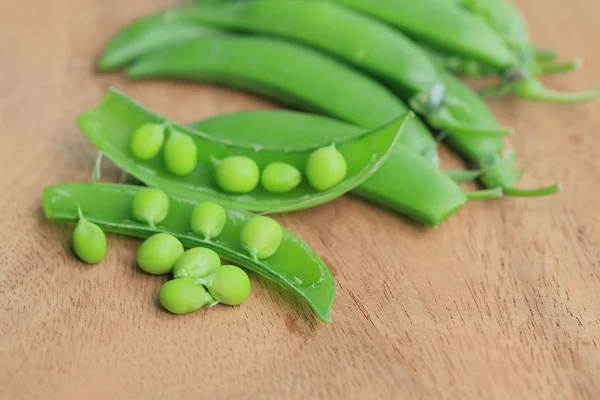 Groene sojabonen op houten — Stockfoto